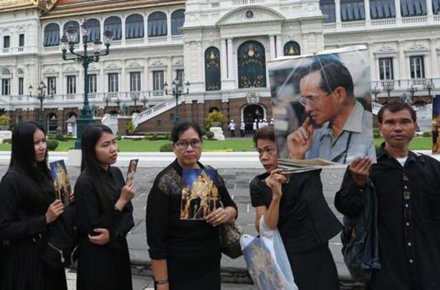 Tailandiečiams leista atsisveikinti su mirusiu karaliumi