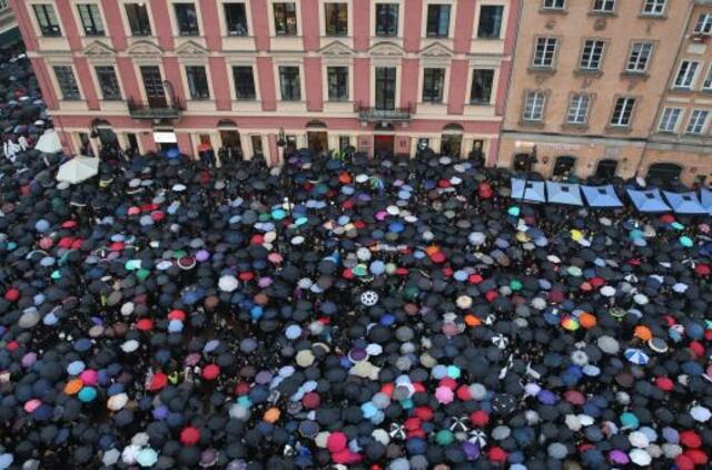Tūkstančiai Lenkijos moterų protestavo prieš visišką abortų draudimą