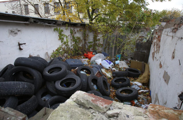 Už ne vietoje išmestas padangas - per 140 eurų bauda