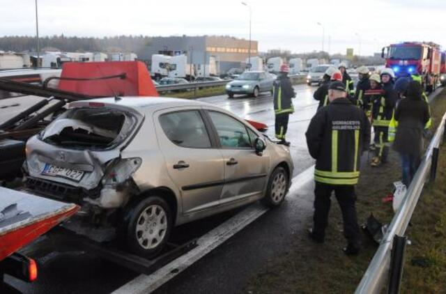 Virtinė avarijų užkimšo autostradą