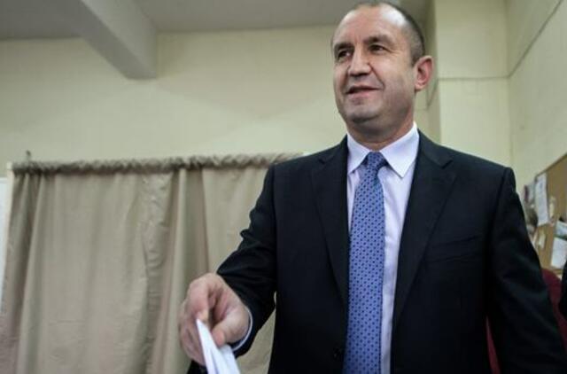 Bulgarijos prezidento rinkimų pirmąjį turą laimėjo opozicijos socialistas Rumenas Radevas