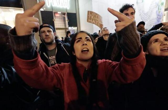 Donaldo Trampo pergalė sukėlė Jungtinėse Valstijose protestų bangą