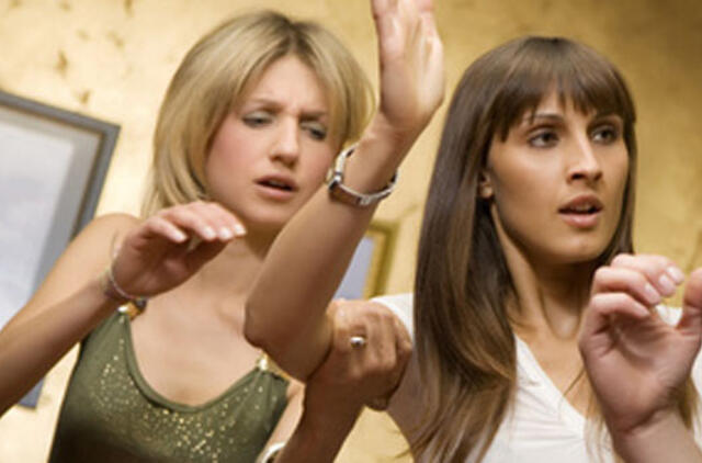 Girta mergina keikėsi ir spardė automobilius