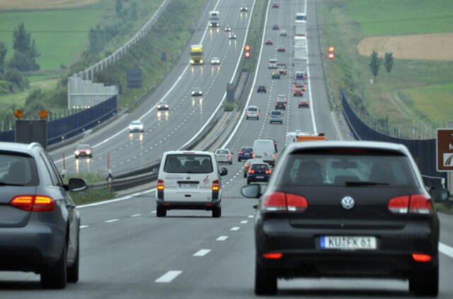 Kelininkai: keliuose yra slidžių ruožų