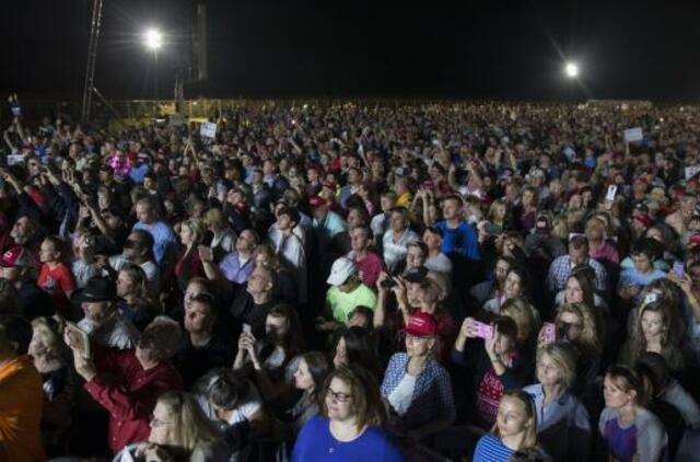 Nevadoje Donaldas Trampas skubiai nuvestas nuo scenos, išsigandus Hilari Klinton gerbėjo