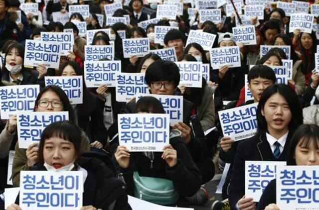 Seule tūkstančiai žmonių reikalauja, kad Pietų Korėjos prezidentė atsistatydintų