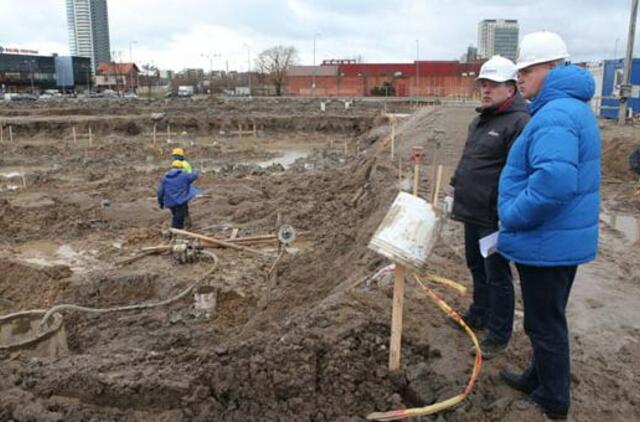 Aiškinosi, ar baseino statytojų ratai purvini
