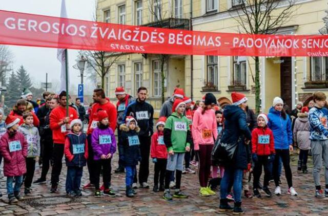 Klaipėdoje dėl vienišų senjorų bėgo šimtai Kalėdų Senelių