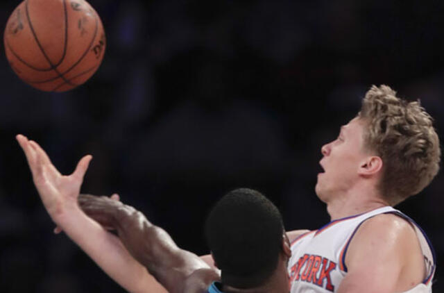 "Knicks" su Mindaugu Kuzminsku pralaimėjo "Warriors" krepšininkams