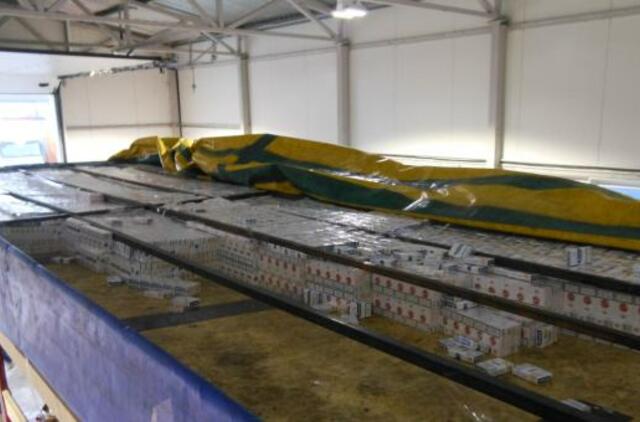 Nelegalų 111 dėžių krovinį muitininkai rado dvigubose puspriekabės lubose