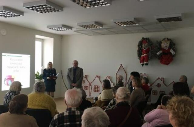 Bendruomenės pareigūnės mokė senjorus nepakliūti į sukčių pinkles