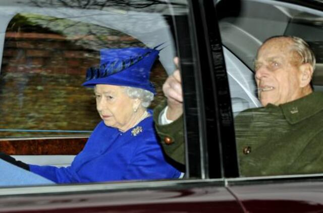 Britų karalienė vėl pasirodė viešumoje