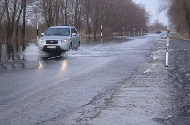 Dėl lietaus ir šlapdribos keliai šlapi