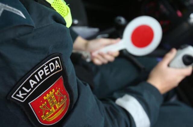 Išbandyti slidžią dangą panorę vairuotojai sulaukė policijos