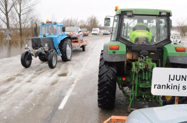 Kelyje į Rusnę - 30 centimetrų vandens