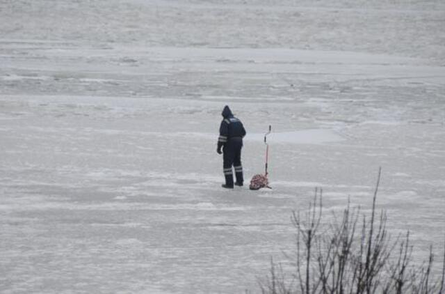Kuršių marių ledas vietomis yra nesaugus