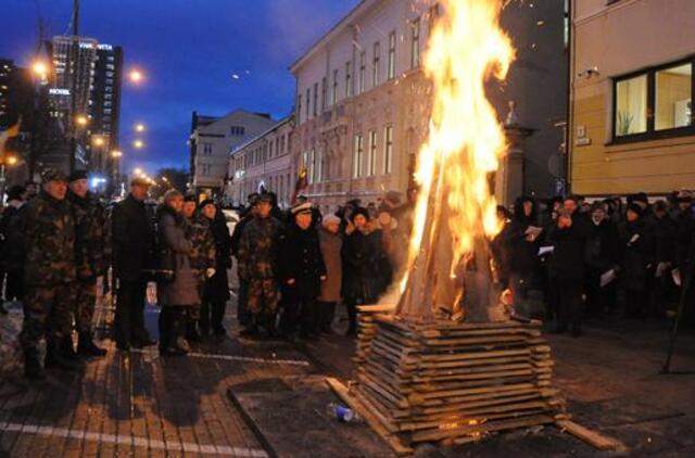 Minint sausio 13-ąją deginami laužai