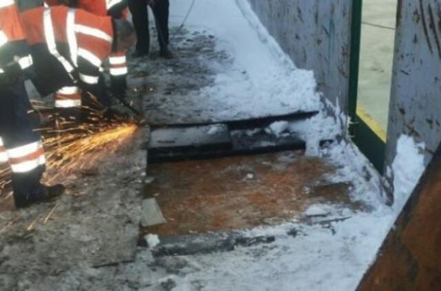 Muitininkai traukinio vagono dugne aptiko didelį kiekį kontrabandinių rūkalų