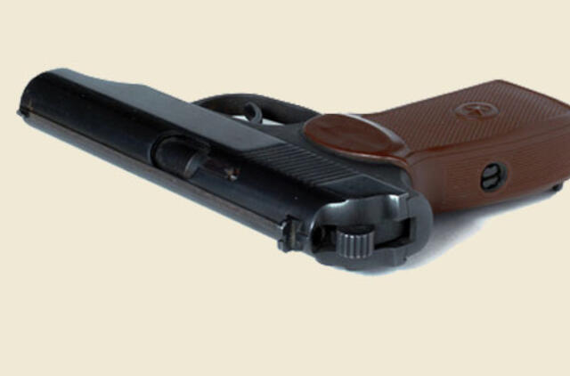 Rusas grasino nušauti žmoną ir nusišauti