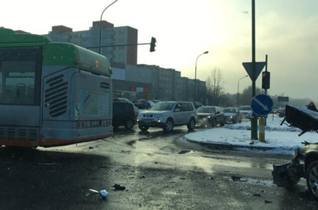 Sankryžoje automobilis susidūrė su autobusu