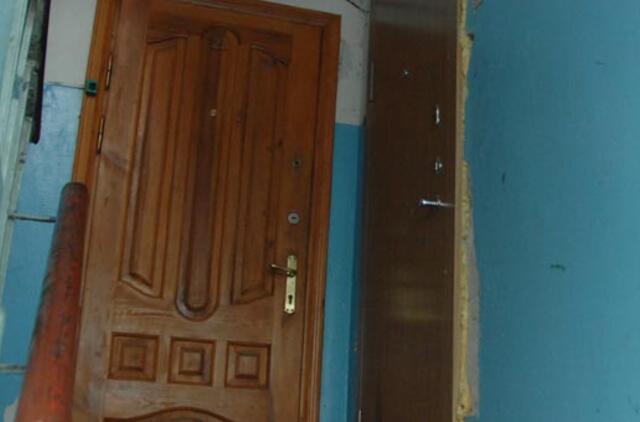 Apsimetėliai pareigūnai privertė pasirašyti vekselį