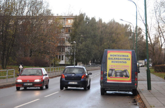 Baus už nelegalią reklamą ant automobilių