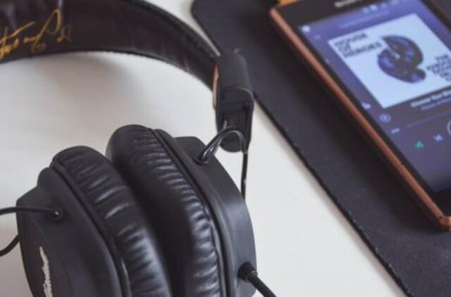 "Facebook" veržiasi į muzikos industriją?