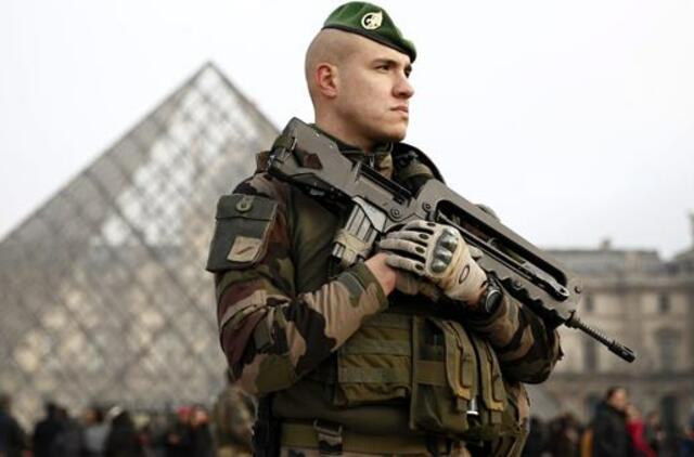 Prancūzijos karinį patrulį prie Luvro užpuolusio egiptiečio tėvas tikina, kad jo sūnus - ne teroristas