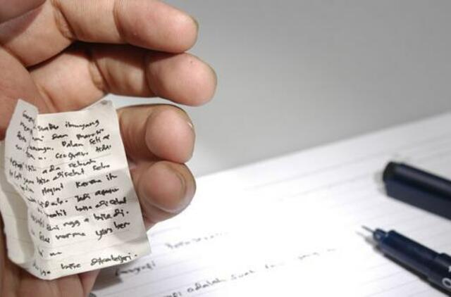 TILS eksperimentas: moksleiviai nusirašinėja mažiau, kai pasižada to nedaryti