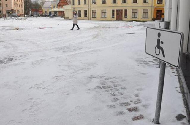 Tvarkos sergėtojai nubaudė neįgaliuosius