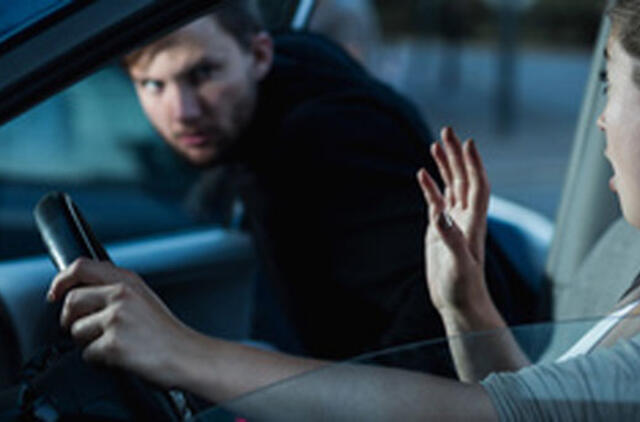 Kaune į merginos automobilį įsėdo plėšikas