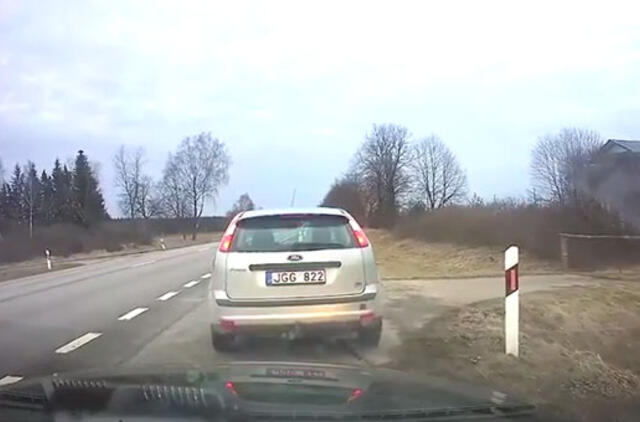 Per pusvalandį jauna vairuotoja sugebėjo du kartus stipriai viršyti greitį (video)