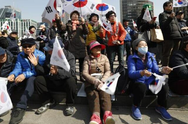 Pietų Korėjos Konstituciniam teismui nusprendus, kad prezidentei Pak Kin Hė turi būti įvykdyta apkalta, šalyje tvyro įtampa