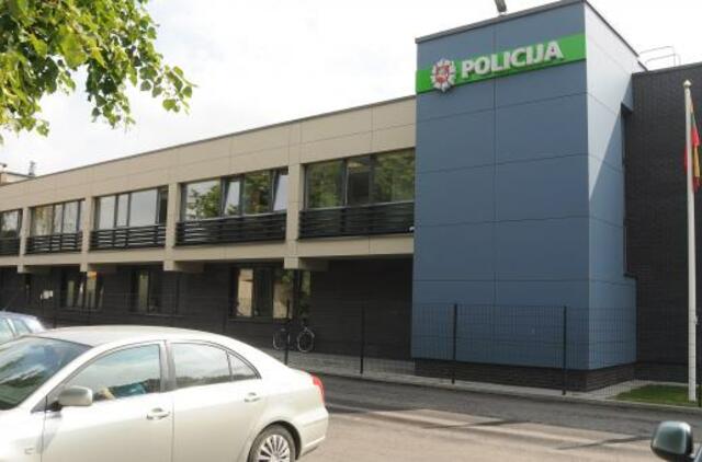 Prašalaitis į policiją pristatė girtą moterį