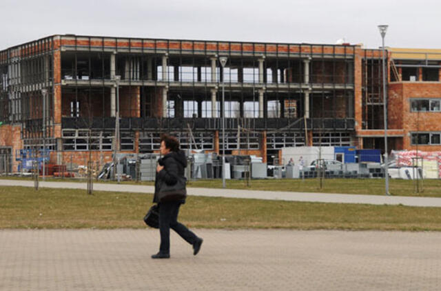 Purto ir pajūryje besisukančius statybininkus