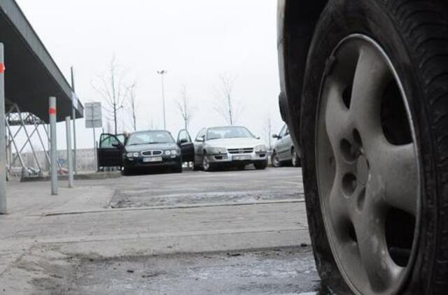 Šiauliuose pradurtos policijos automobilio padangos