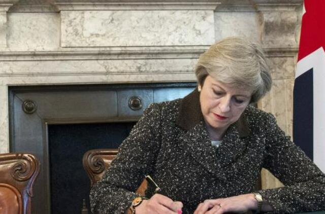Teresa Mei pasirašė istorinį prašymą dėl savo šalies išstojimo iš ES