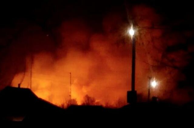 Ukrainoje - gaisras didžiausiame šalyje šaudmenų sandėlyje (video)