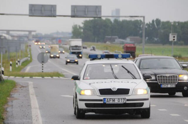 Klaipėdietės automobilį įžūliai stabdė romai