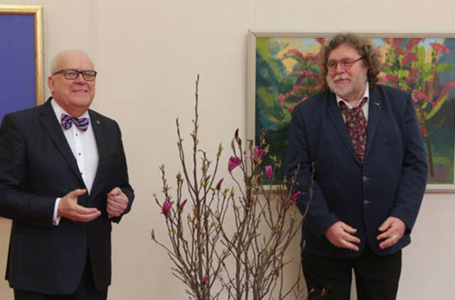 Ligoninę puošiantys meno darbai sugulė į albumą