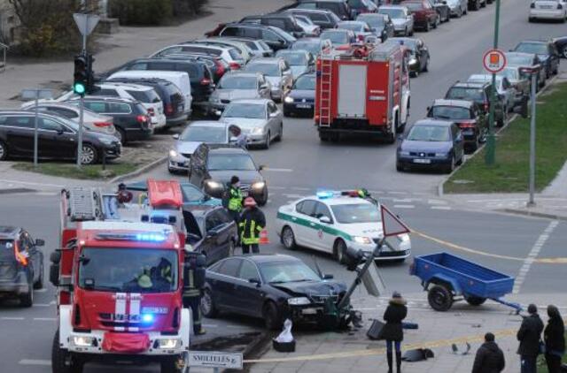 Smiltelės gatvėje įvyko avarija, sužeista keleivė