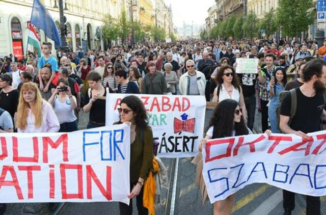 Vengrijoje studentai protestavo prieš įstatymo projektą, keliantį grėsmę prestižinio universiteto ateičiai