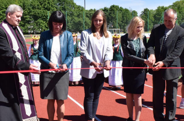 Atidarytas atsinaujinęs Gargždų stadionas