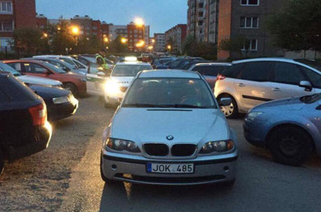 „Audi" aplamdęs girtuoklis bandė pabėgti iš kiemo