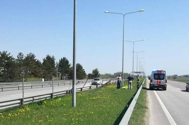 Autostradoje nusileido parašiutininkas