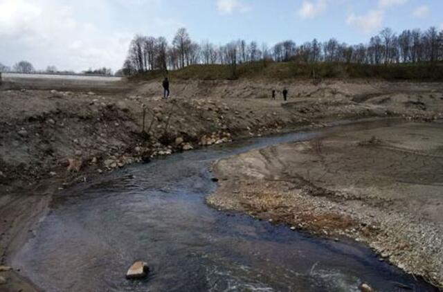 Eketės tvenkinio dugne - ir malūno liekanos