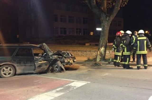 Gargžduose iš sulamdyto automobilio vaduotas žmogus