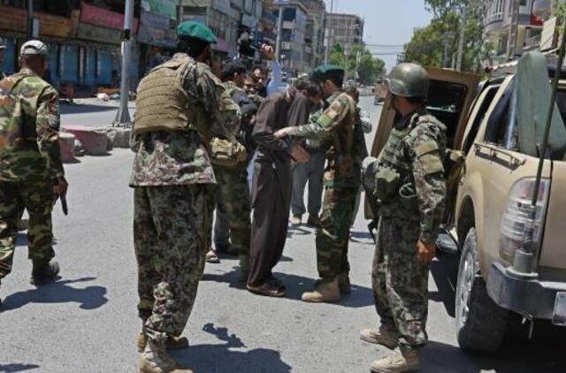 Ginkluoti vyrai Afganistane šturmavo radijo ir televizijos stotį