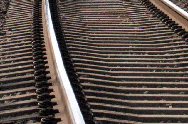 Traukinys sunkiai sužalojo jaunuolį