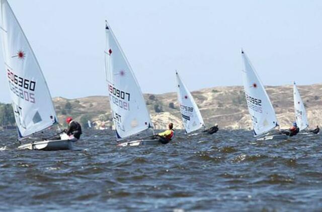 Nidoje - nuožmios buriuotojų kovos